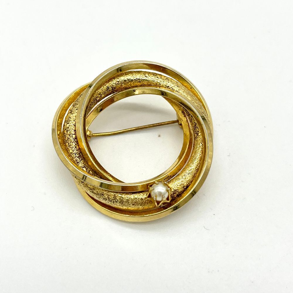 Vintage‎ Gold Tone Circle Pearl Brooch Pin Textured Swirl Design Classic Jewelry